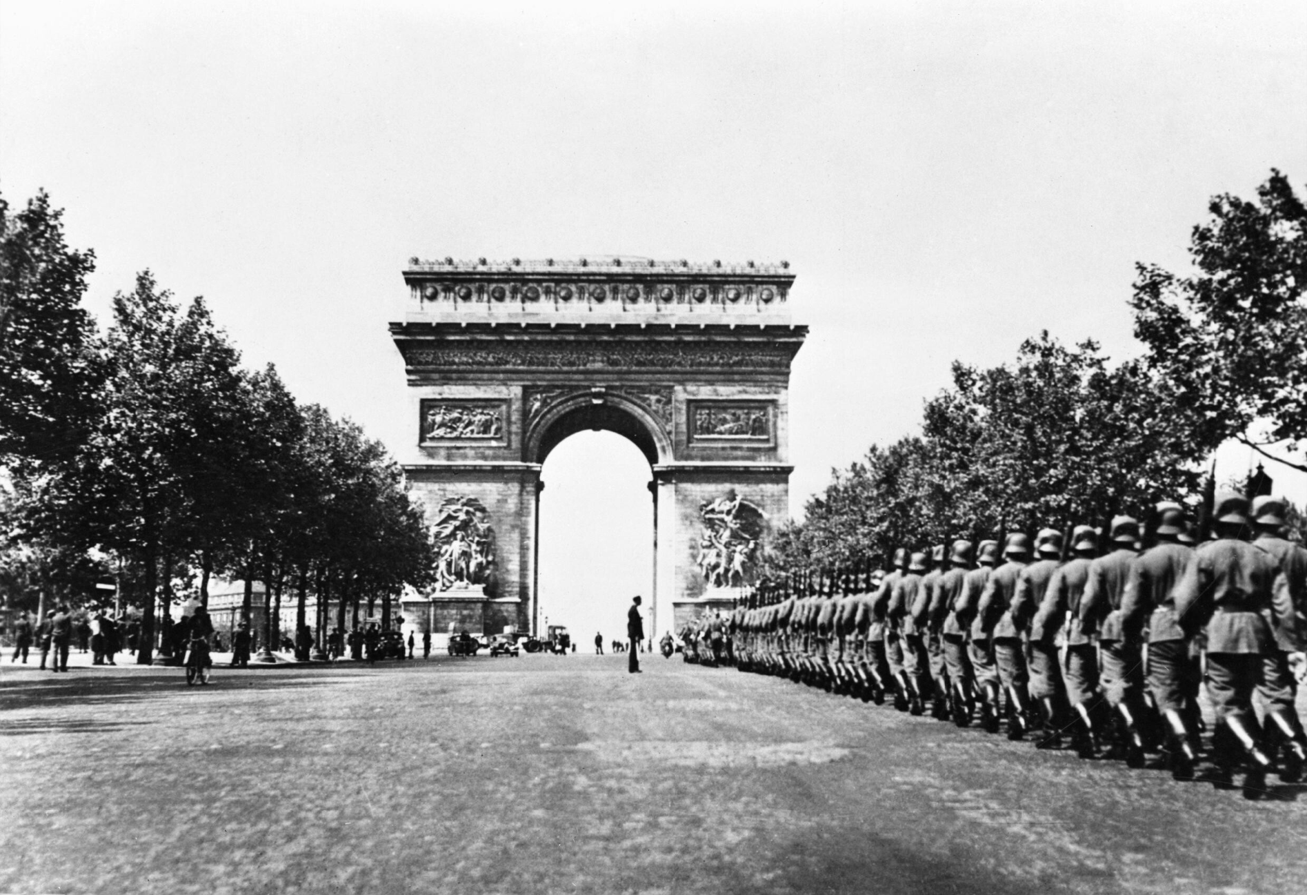 Первое крупное поражение германии. Парад на Елисейских полях 1940. Триумфальная арка Париж в 1940. Франция Париж Елисейские поля 1940 год.